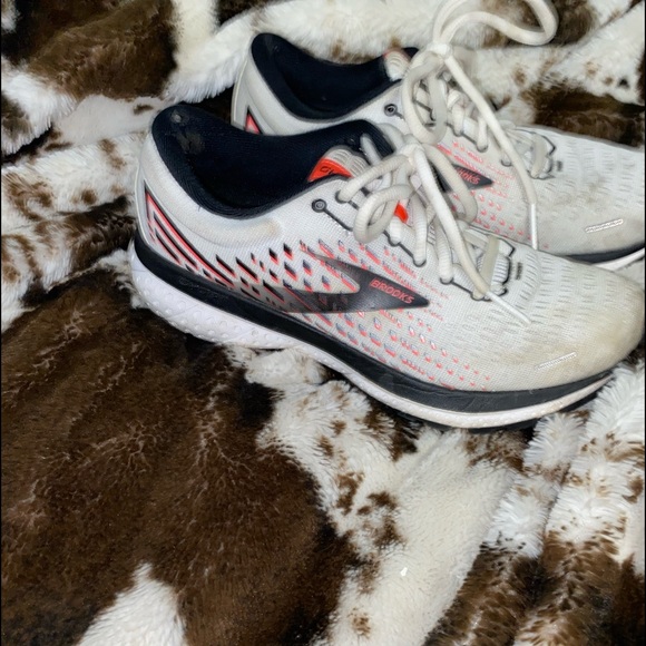 Brooks tennis shoes - Picture 2 of 6